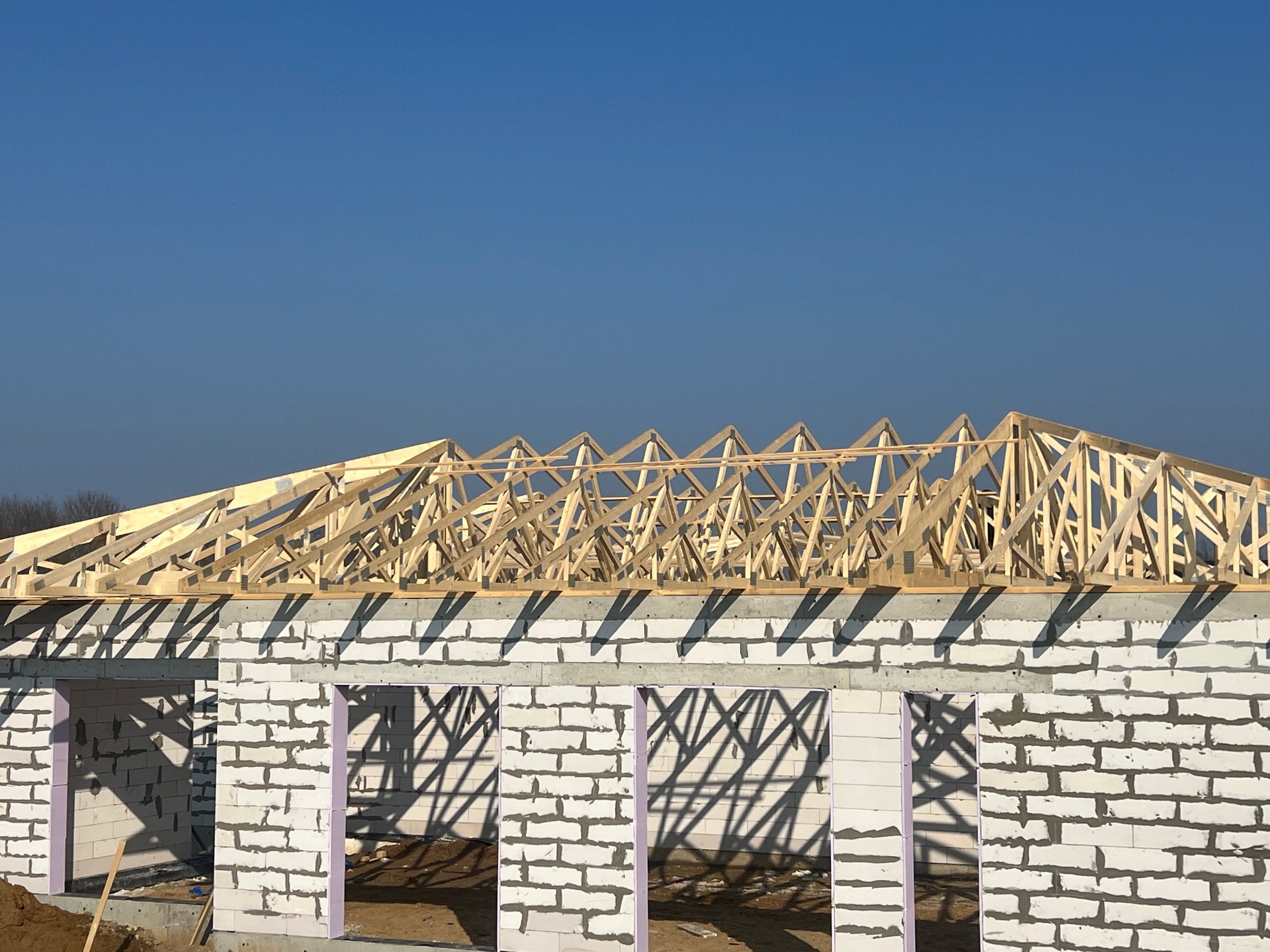 Sumontuotos medinės santvaros — paruoštos stogo dangai