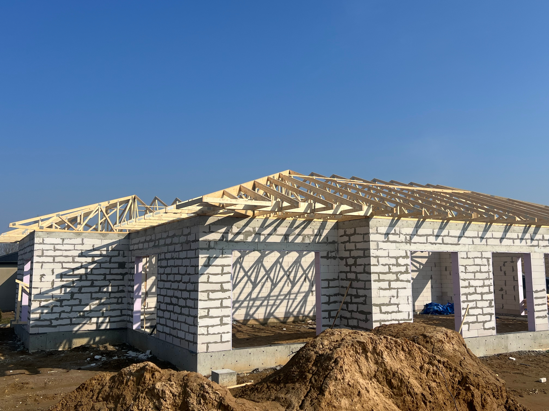 Baltimbe stogo santvaros ant naujai pastatyto gyvenamojo namo