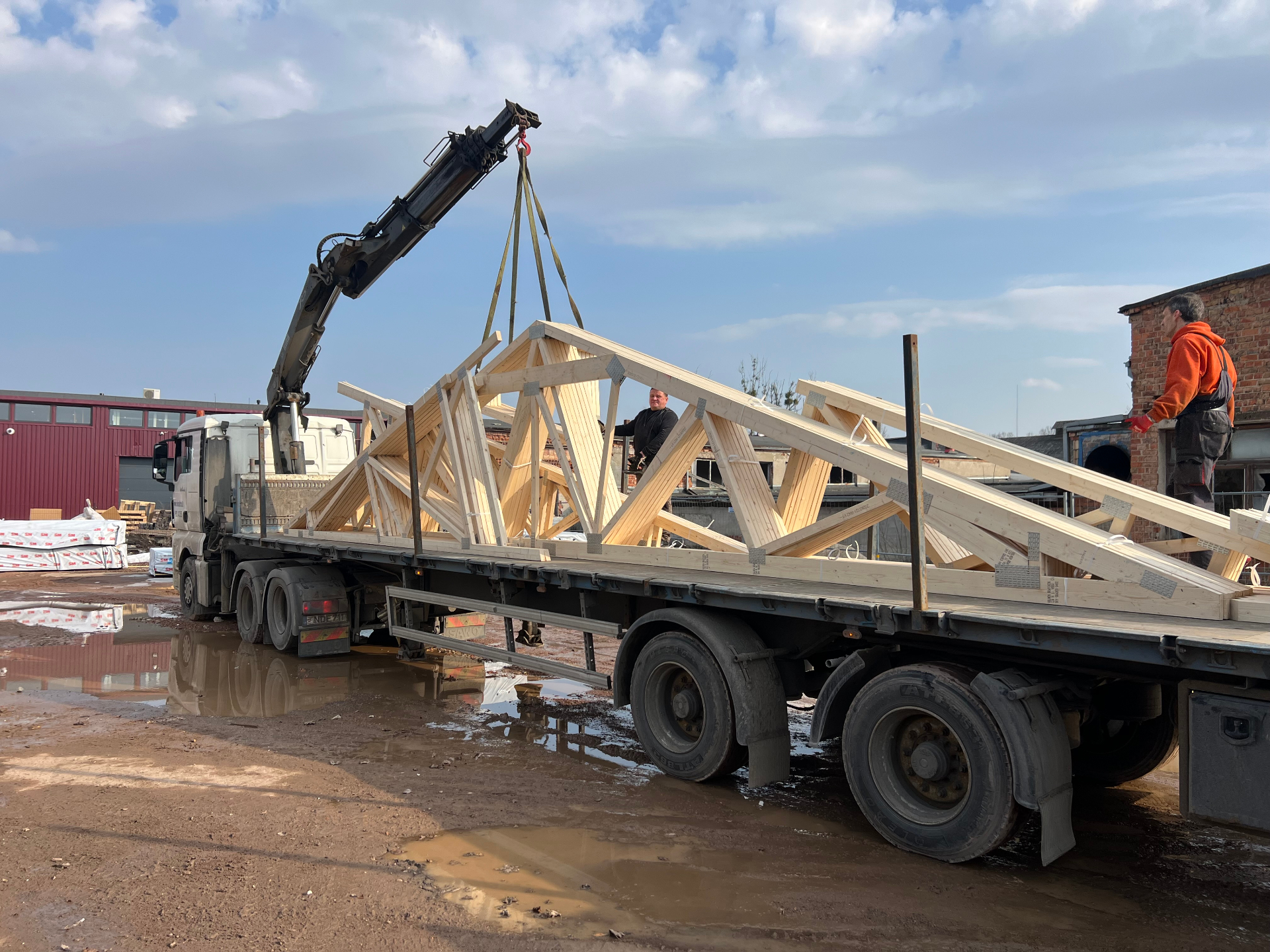 Pagamintos Baltimbe santvaros kraunamos prie gamyklos